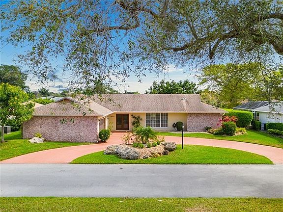 3rd image of 4508 Queen Palm Ln