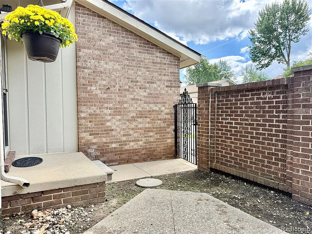 2 bed, 1.5 bath, 1696 sqft, $2,200 — Photo 3