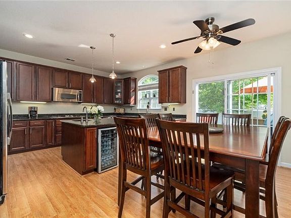 5th image of 240 Castleberry Dr
