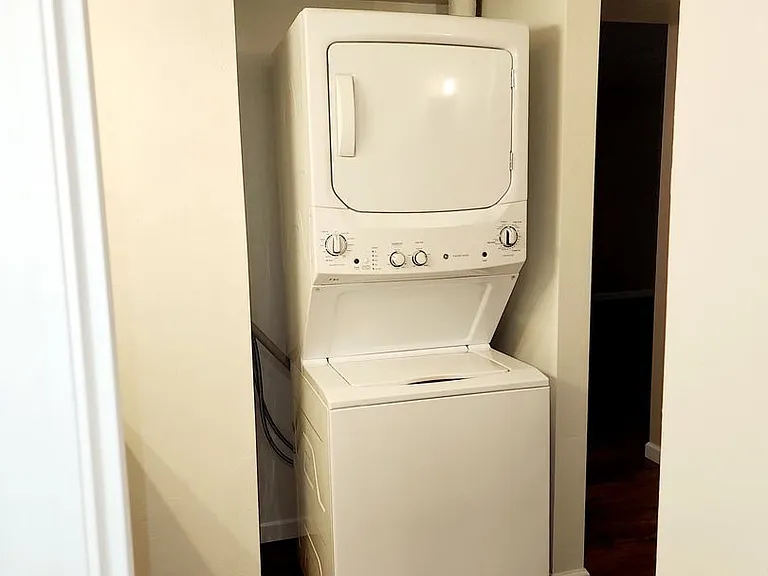 Broadway Proper Apartment ** One Month Free**W/D Included — Photo 16