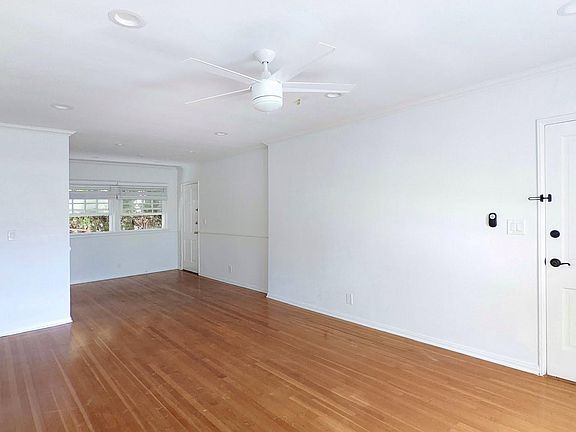 4th image of 2121 Montana Ave