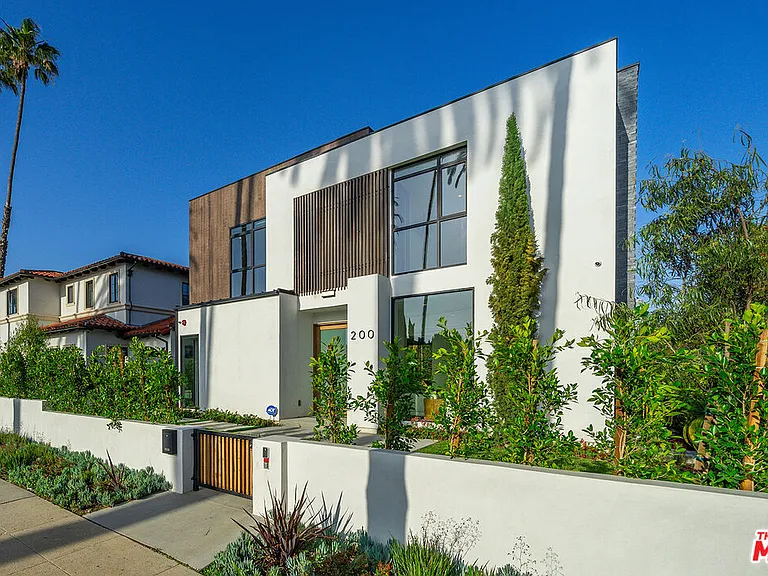 200 N Doheny Dr — Photo 17