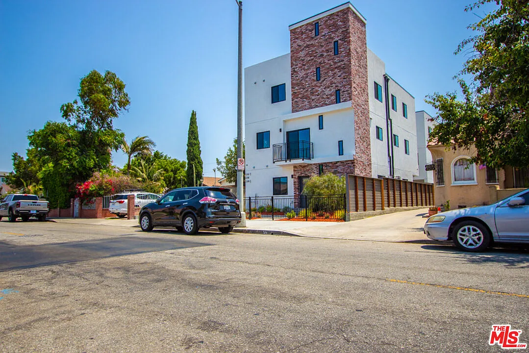 3 bed, 3.0 bath, 1450 sqft, $3,799 — Photo 2