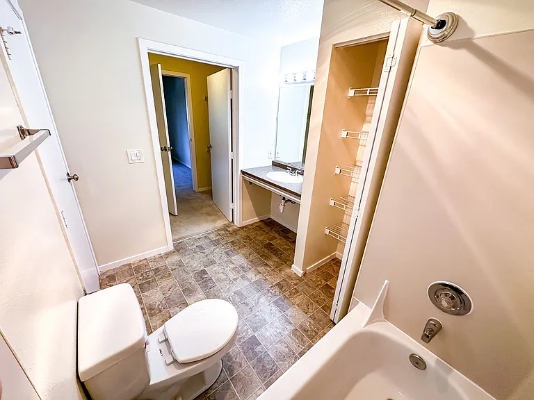 Castellan Apartments — Photo 33