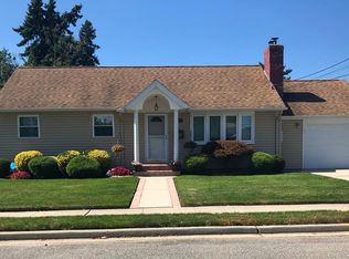 113 Kuhl Ave, Hicksville, NY 11801