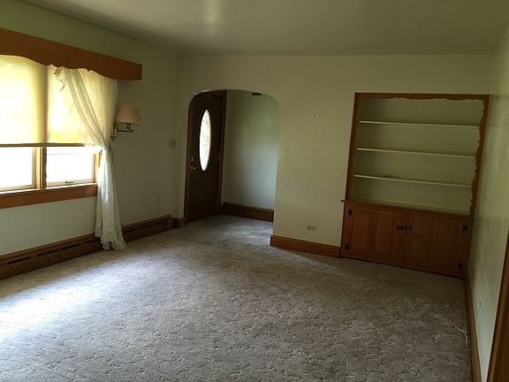 Living Room w/ bookshelf