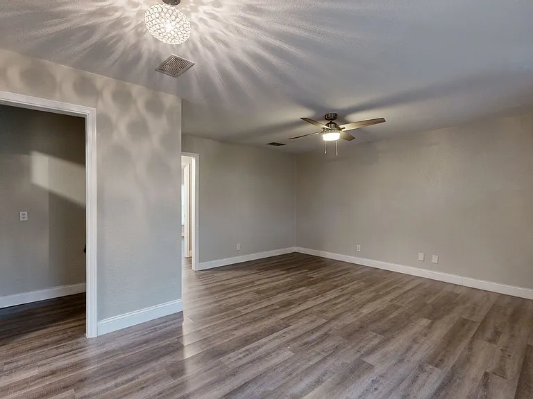906 Estelle Ave — Photo 6