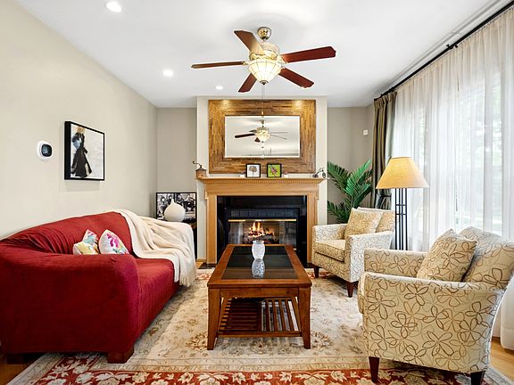 3rd image of 5055 N California Ave #1S