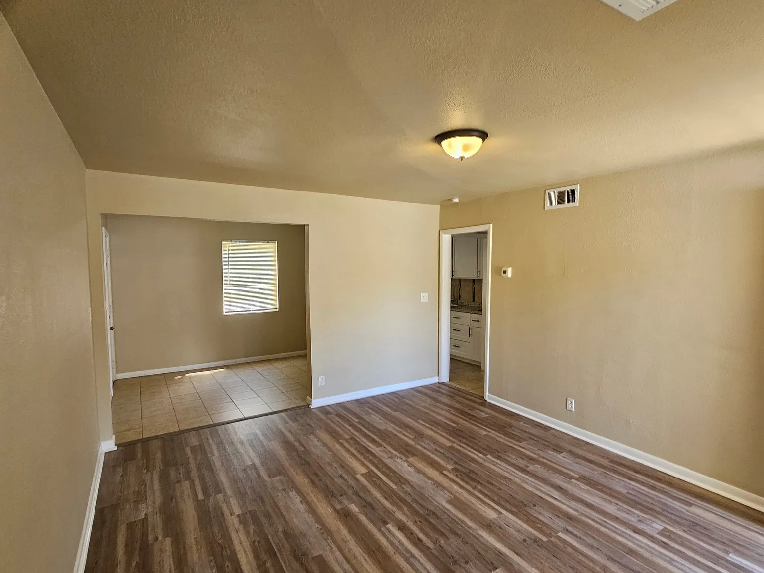 3 bed, 900 sqft, $1,150 — Photo 3