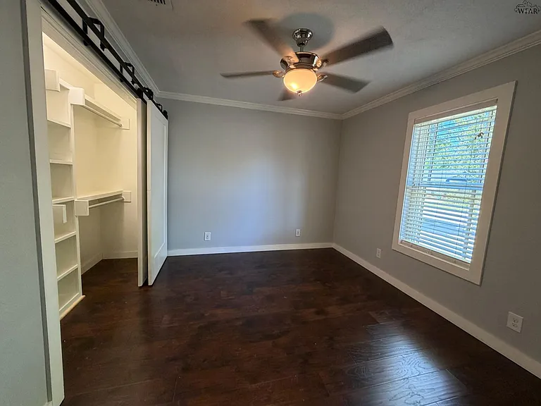 515 E Inwood Dr — Photo 9