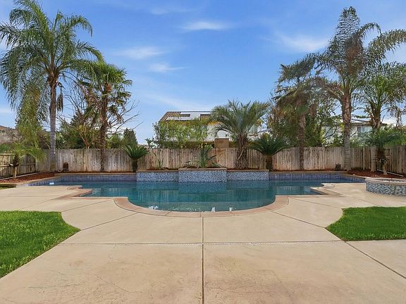 4th image of 2693 Muirfield Avenue