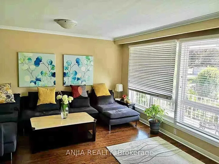 158 Kingslake Rd — Photo 2