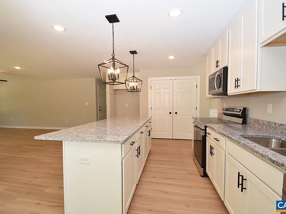 5th image of 832 Pine Crest Dr