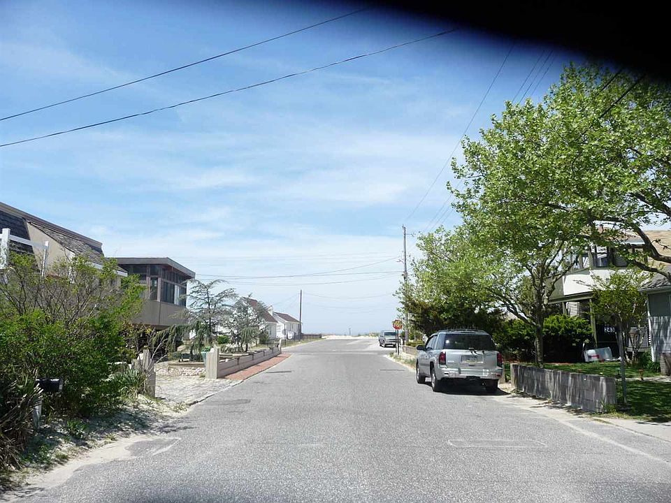 2nd image of 240 Bay Ave