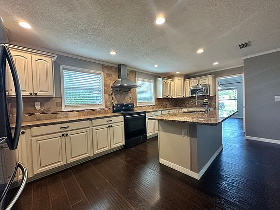 2nd image of 2724 Lexington Dr