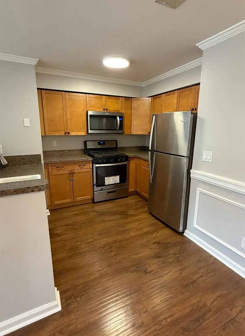 2 bed, 1.0 bath, 884 sqft, $2,250 — Photo 4