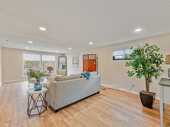 4th image of 1442 Roosevelt Ave