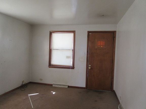 4th image of 2625 Commercial Ave