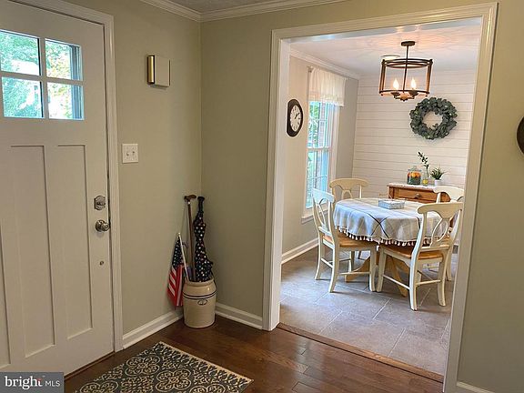 Entryway  with Crown Molding & Hardwood Floors!