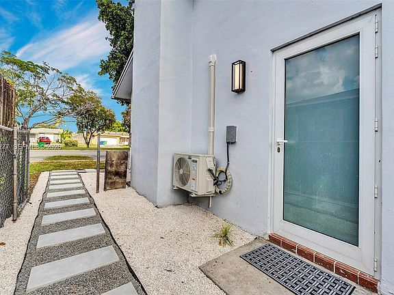 4th image of 10430 Sunset Strip #S