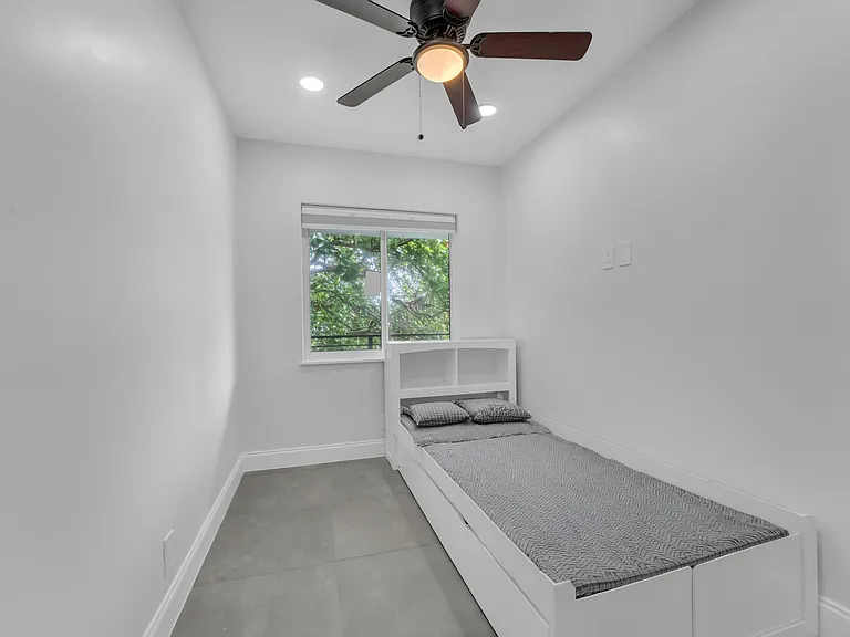 381 SE 15th Ave #1 — Photo 9