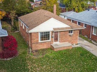 380 Shore Dr, Lincoln Park, MI 48146