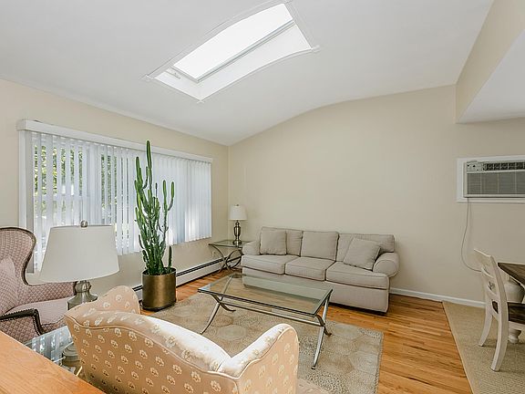 3rd image of 2 Wentworth Dr