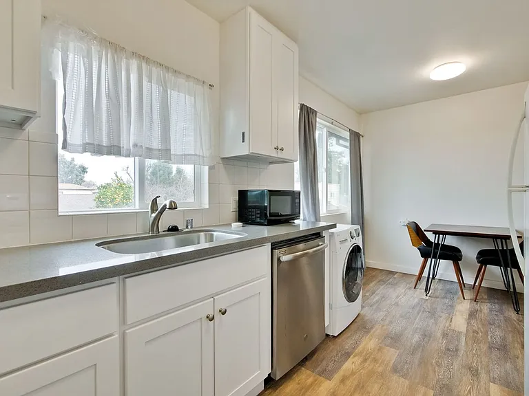 193 Redwood Avenue — Photo 17