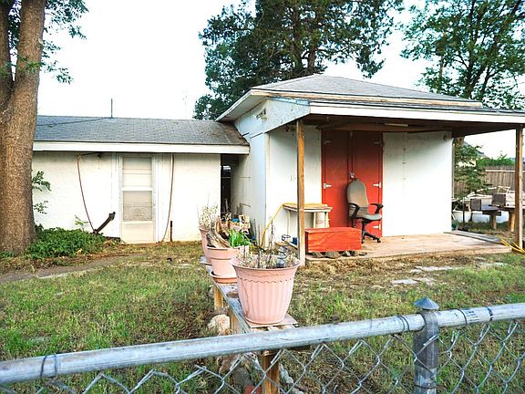 3rd image of 305 E Tate St
