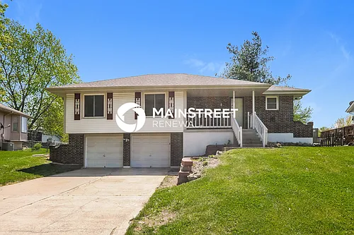 1015 NE Deerbrook Ter Photo 1