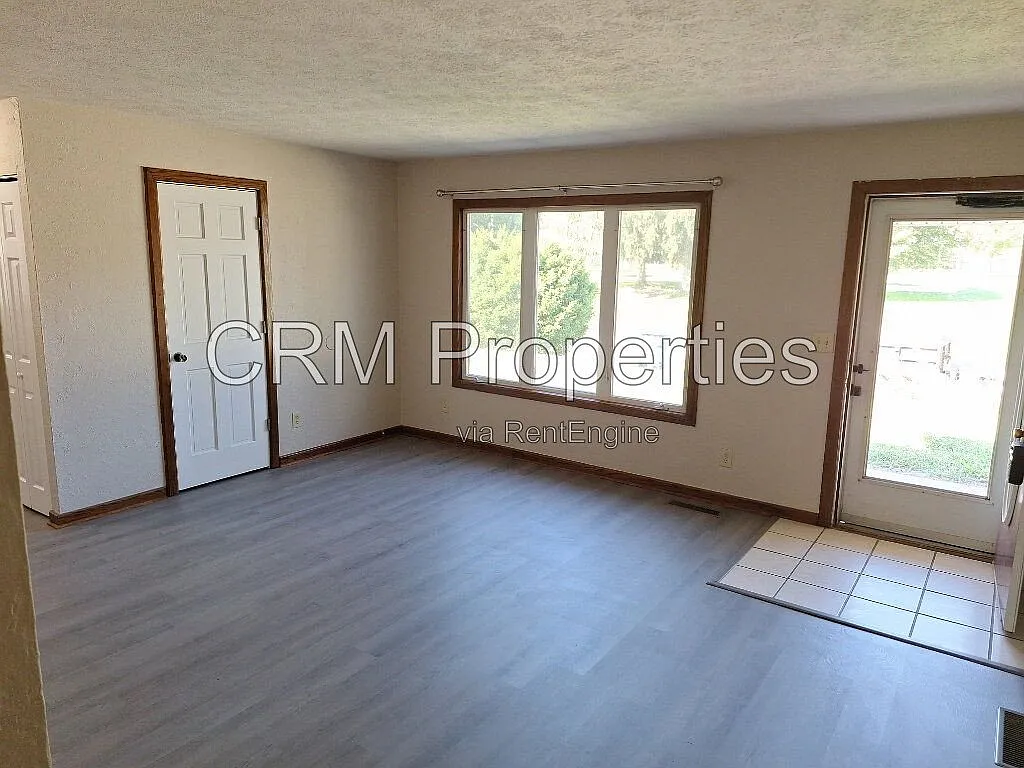 3 bed, 1.0 bath, 1040 sqft, $1,300 — Photo 4