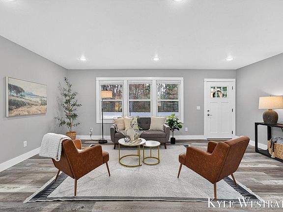 3rd image of 579 S Walker Rd