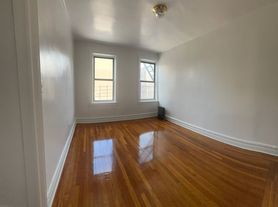 1 E 213th St, Bronx, NY