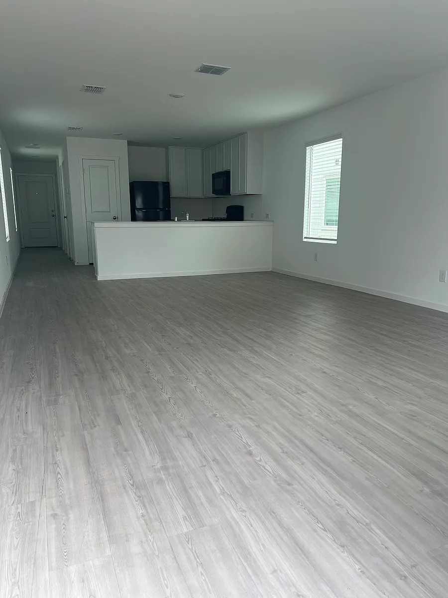 Building Photo - 12132 Thoroughbred Dr