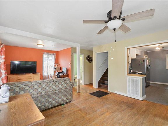 5th image of 300 Evergreen St