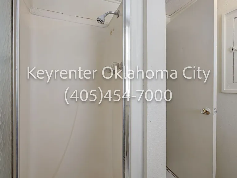 1700 N Robinson Ave — Photo 25