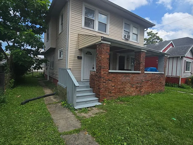 1629 Spruce St — Photo 2
