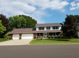 1350 Finch Ln, Green Bay, WI 54313