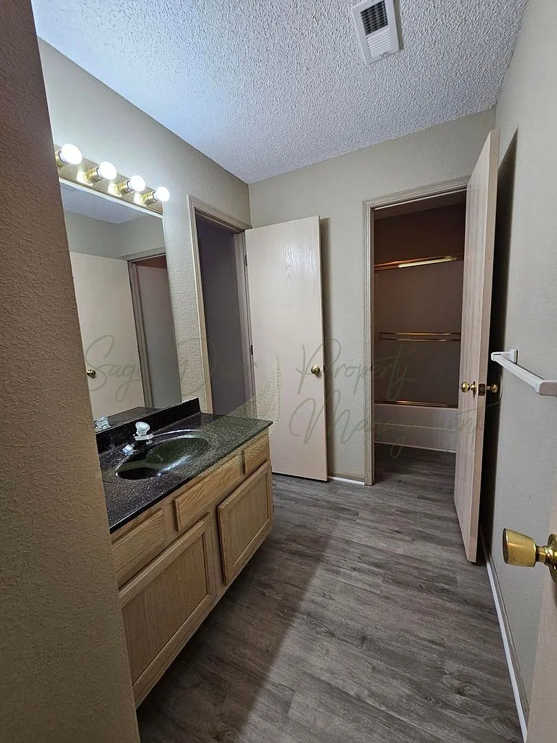 107 NE Sunshine Street — Photo 4