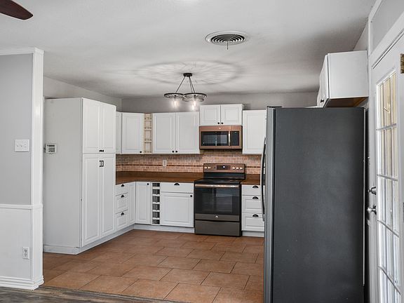 4th image of 812 Jerry Ln