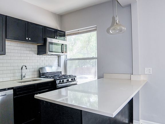 5th image of 1250 W Montrose Ave #220
