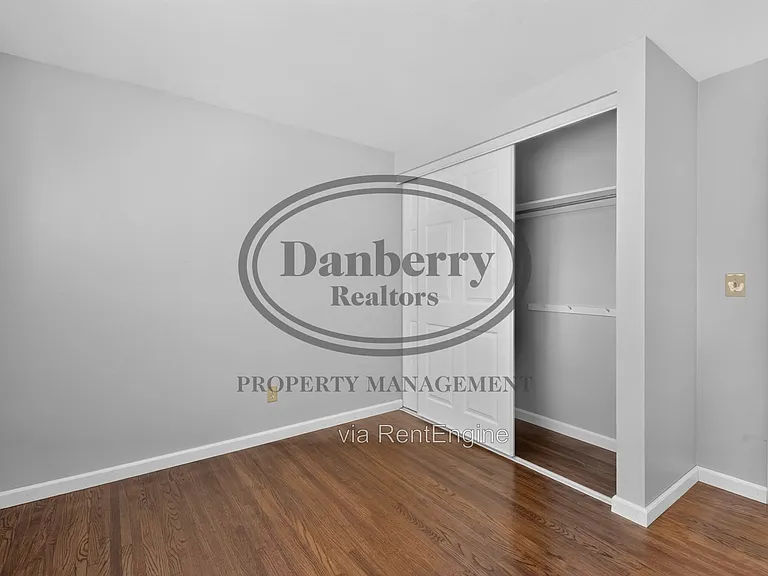 6946 Kinsman Dr — Photo 19