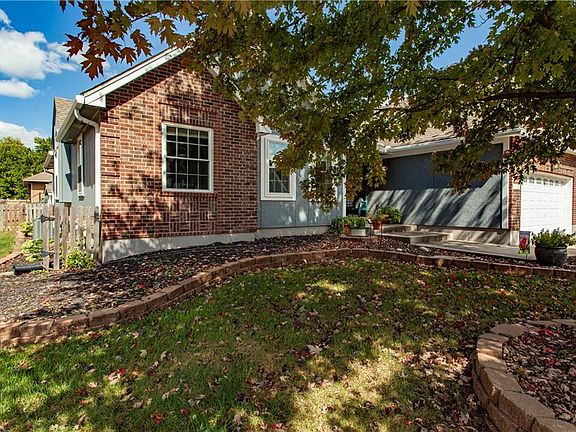 3rd image of 2724 SE Nottingham Dr