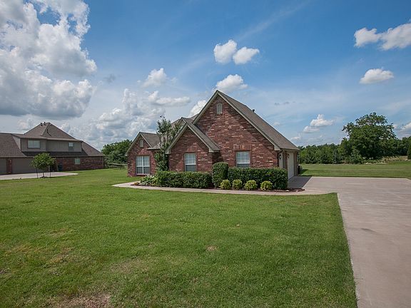 Large driveway to garage on side