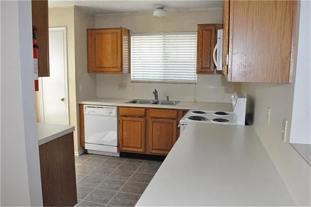 3 bed, 2.0 bath, 1453 sqft, $1,900 — Photo 3
