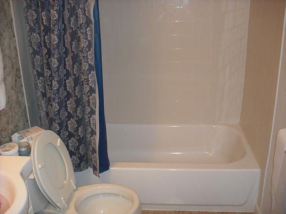Tile bath with glass block windows