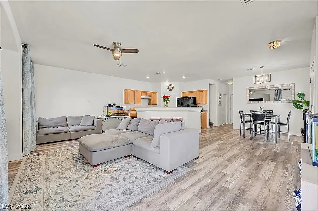 3 bed, 1588 sqft, $2,300 — Photo 2