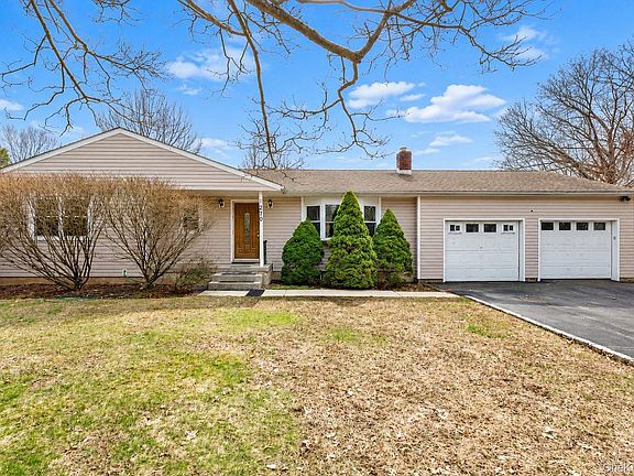 2nd image of 270 Old Commack Road