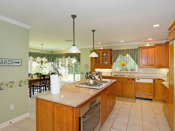 4th image of 18 Pheasant Hill Ln