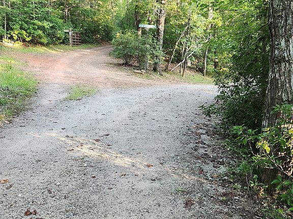 4th image of 27 Cherokee Ln